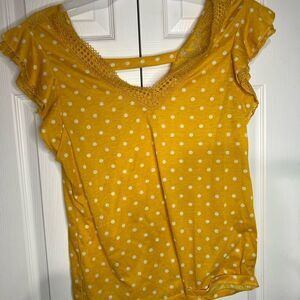 Yellow an white pokadot shirt really cute